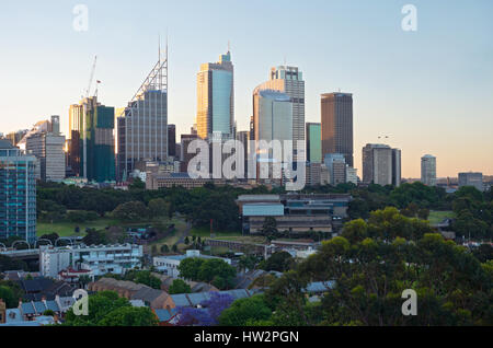 Bâtiments monuments et gratte-ciel du centre d'affaires ville skyline et park à Sydney Australie Banque D'Images