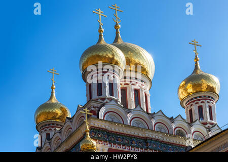 Dômes dorés de Rozhdestvo Hristovo russe Memorial church dans Shipka, Bulgaria Banque D'Images