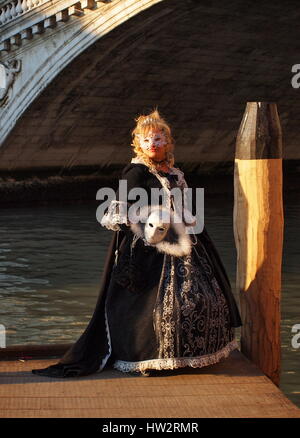 Venise - 21 février : une personne non identifiée dans un costume de carnaval assiste à la fin du Carnaval de Venise, le 21 février 2012 à Venise, Italie. Banque D'Images