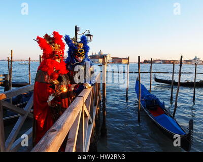 Venise - 21 février : Une des personnes non identifiées dans un costume de carnaval assister à la fin du Carnaval de Venise, le 21 février 2012 à Venise, Italie. Banque D'Images