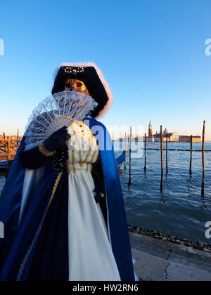 Venise - 21 février : une personne non identifiée dans un costume de carnaval assiste à la fin du Carnaval de Venise, le 21 février 2012 à Venise, Italie. Banque D'Images