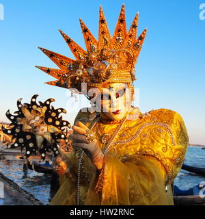 Venise - 21 février : une personne non identifiée dans un costume de carnaval assiste à la fin du Carnaval de Venise, le 21 février 2012 à Venise, Italie. Banque D'Images