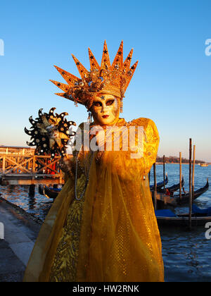 Venise - 21 février : une personne non identifiée dans un costume de carnaval assiste à la fin du Carnaval de Venise, le 21 février 2012 à Venise, Italie. Banque D'Images