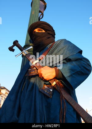 Venise - 21 février : une personne non identifiée dans un costume de carnaval assiste à la fin du Carnaval de Venise, le 21 février 2012 à Venise, Italie. Banque D'Images