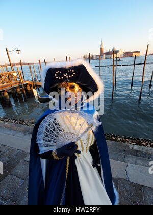 Venise - 21 février : une personne non identifiée dans un costume de carnaval assiste à la fin du Carnaval de Venise, le 21 février 2012 à Venise, Italie. Banque D'Images