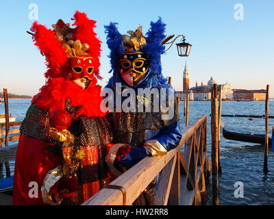 Venise - 21 février : Une des personnes non identifiées dans un costume de carnaval assister à la fin du Carnaval de Venise, le 21 février 2012 à Venise, Italie. Banque D'Images