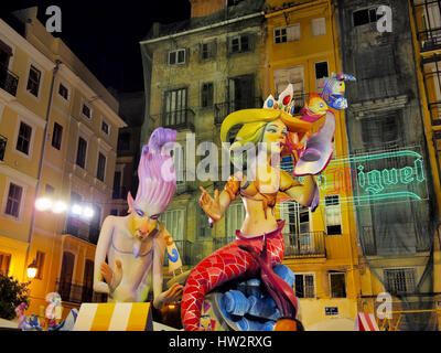 VALENCIA, Espagne - 16 mars : Las Fallas, papermache modèles sont affichés pendant la célébration traditionnelle dans l'éloge de saint Joseph le 16 mars 2013, à Va Banque D'Images