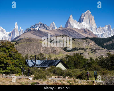 Vue vers célèbre montagne Fitz Roy, le Cerro Torre peak gauche, vu de l'administration du parc, El Chalten, le Parc National Los Glaciares, Patagonie Banque D'Images