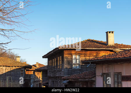 Vieux bulgare traditionnelle des maisons dans la réserve ethnographique de Zheravna, Bulgarie Banque D'Images