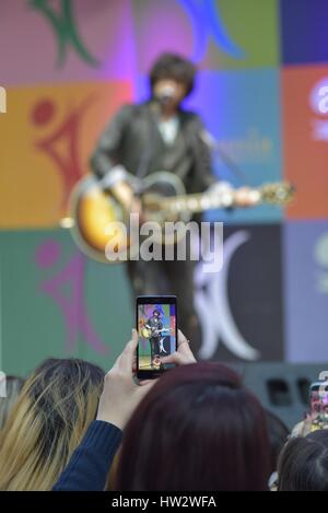 Caserta, Italie. Mar 16, 2017. Après avoir participé au dernier Festival de San Remo, Ermal Meta répond aux fans et présente son nouvel album Vietato Morire en live avec un showcase acoustique. Credit : Paola Visone/Pacific Press/Alamy Live News Banque D'Images