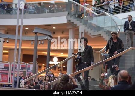 Caserta, Italie. Mar 16, 2017. Après avoir participé au dernier Festival de San Remo, Ermal Meta répond aux fans et présente son nouvel album Vietato Morire en live avec un showcase acoustique. Credit : Paola Visone/Pacific Press/Alamy Live News Banque D'Images