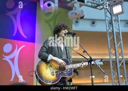 Caserta, Italie. Mar 16, 2017. Après avoir participé au dernier Festival de San Remo, Ermal Meta répond aux fans et présente son nouvel album Vietato Morire en live avec un showcase acoustique. Credit : Paola Visone/Pacific Press/Alamy Live News Banque D'Images