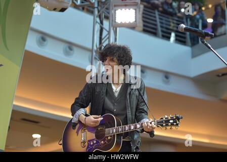 Caserta, Italie. Mar 16, 2017. Après avoir participé au dernier Festival de San Remo, Ermal Meta répond aux fans et présente son nouvel album Vietato Morire en live avec un showcase acoustique. Credit : Paola Visone/Pacific Press/Alamy Live News Banque D'Images