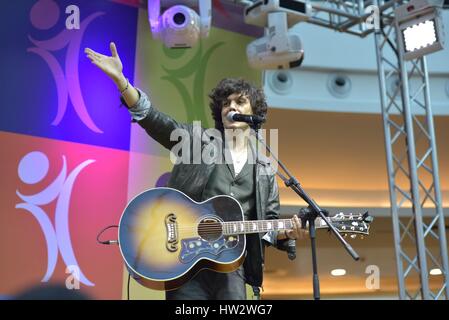 Caserta, Italie. Mar 16, 2017. Après avoir participé au dernier Festival de San Remo, Ermal Meta répond aux fans et présente son nouvel album Vietato Morire en live avec un showcase acoustique. Credit : Paola Visone/Pacific Press/Alamy Live News Banque D'Images