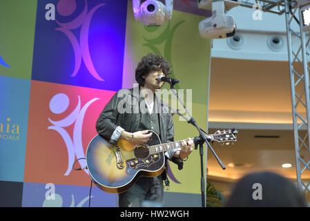 Caserta, Italie. Mar 16, 2017. Après avoir participé au dernier Festival de San Remo, Ermal Meta répond aux fans et présente son nouvel album Vietato Morire en live avec un showcase acoustique. Credit : Paola Visone/Pacific Press/Alamy Live News Banque D'Images