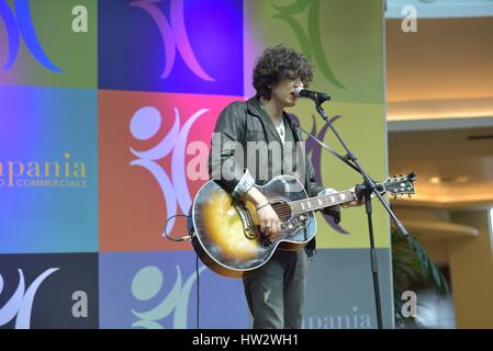 Caserta, Italie. Mar 16, 2017. Après avoir participé au dernier Festival de San Remo, Ermal Meta répond aux fans et présente son nouvel album Vietato Morire en live avec un showcase acoustique. Credit : Paola Visone/Pacific Press/Alamy Live News Banque D'Images