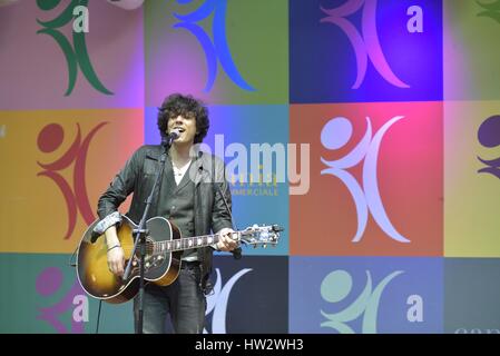 Caserta, Italie. Mar 16, 2017. Après avoir participé au dernier Festival de San Remo, Ermal Meta répond aux fans et présente son nouvel album Vietato Morire en live avec un showcase acoustique. Credit : Paola Visone/Pacific Press/Alamy Live News Banque D'Images