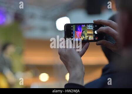 Caserta, Italie. Mar 16, 2017. Après avoir participé au dernier Festival de San Remo, Ermal Meta répond aux fans et présente son nouvel album Vietato Morire en live avec un showcase acoustique. Credit : Paola Visone/Pacific Press/Alamy Live News Banque D'Images