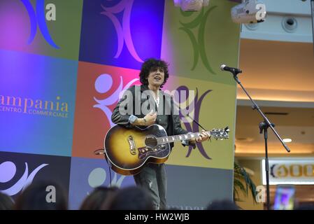 Caserta, Italie. Mar 16, 2017. Après avoir participé au dernier Festival de San Remo, Ermal Meta répond aux fans et présente son nouvel album Vietato Morire en live avec un showcase acoustique. Credit : Paola Visone/Pacific Press/Alamy Live News Banque D'Images