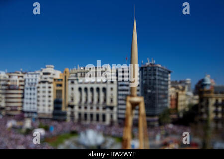 Valence, Espagne. Mar 16, 2017. (Note de l'Éditeur : image prise avec un objectif Tilt-shift) Personnes à la place de l'hôtel de ville attendre la Mascleta - une série d'explosifs et artifices - pétards au cours de la deuxième journée de festival de Las Fallas. Les Fallas Festival, qui se déroule du 15 mars jusqu'au 19 mars, fête l'arrivée du printemps avec des feux d'artifice, fêtes et faite par de grandes marionnettes nommé Ninots. Crédit : David Aliaga/Pacific Press/Alamy Live News Banque D'Images