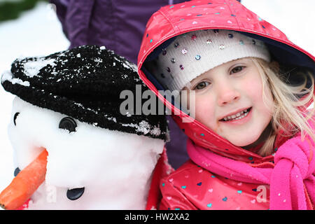 Enfants jouant dans la neige, Dublin, Irlande Banque D'Images