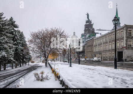 Le vieux Montréal avec Marché Bonsecours et Notre-Dame-de-Bon-Secours pendant un jour de neige - Montréal, Québec, Canada Banque D'Images