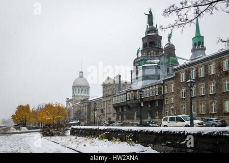 Le vieux Montréal avec Marché Bonsecours et Notre-Dame-de-Bon-Secours pendant un jour de neige - Montréal, Québec, Canada Banque D'Images