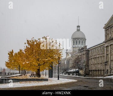 Le vieux Montréal avec Marché Bonsecours lors d'un jour de neige - Montréal, Québec, Canada Banque D'Images