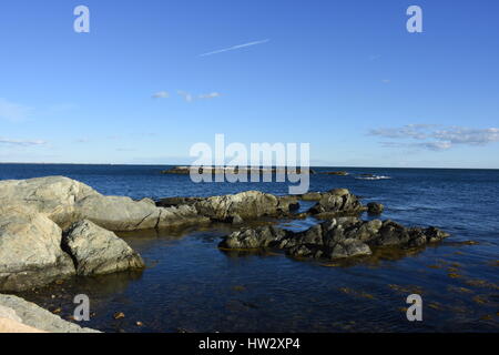 Océan rencontre paysage rocheux le long de la falaise à pied à Newport, RI. Banque D'Images