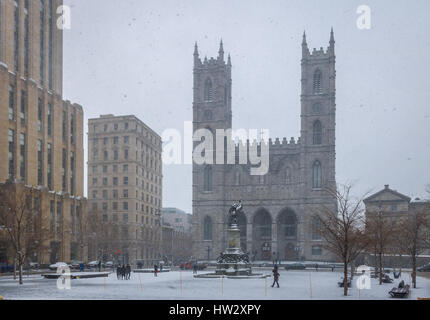 Basilique Notre-Dame de Montréal et la Place d'armes sur la neige - Montréal, Québec, Canada Banque D'Images