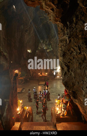 Les touristes à Huyen Khong Grotte, montagne de Marbre, Da nang, Vietnam Banque D'Images