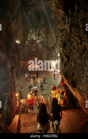 Les touristes à Huyen Khong Grotte, montagne de Marbre, Da nang, Vietnam Banque D'Images