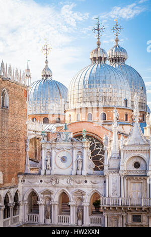 Vue exceptionnelle sur le toit de l'église San Marco à partir de Palazzo Ducale balcon. Banque D'Images