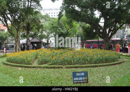 Temple de la littérature est temple de Confucius à Hanoi, Vietnam du Nord. à l'entrée, à l'entrée principale du temple. les arbres, l'herbe et de fleurs. Banque D'Images