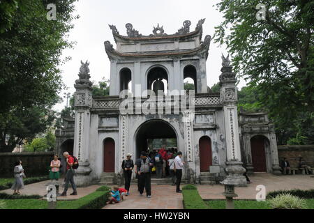 Temple de la littérature est temple de Confucius à Hanoi, Vietnam du Nord. l'entrée principale du temple. Banque D'Images