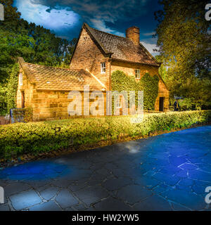 Le capitaine Cook's Cottage, une attraction touristique dans la région de Fitzroy Gardens Melbourne, Australie, scène de nuit artificielle Banque D'Images