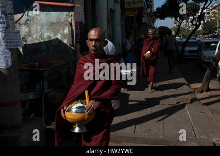 Les moines bouddhistes portent bols mendicité dans les rues de Yangon, Yangon Myanmar,Région Banque D'Images