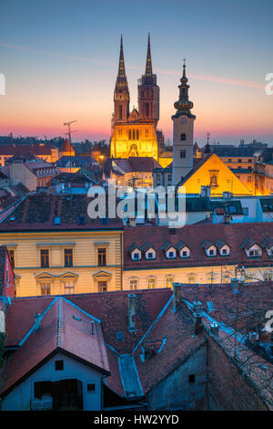 Zagreb. Cityscape de droit de Zagreb, Croatie pendant le crépuscule heure bleue. Banque D'Images