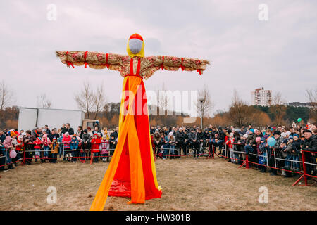 Gomel, Bélarus - Mars 12, 2016 : La scène du brûlage sur feu le mannequin alors que l'hiver et la mort symbole dans la mythologie slave, tradition païenne. La plus ancienne Banque D'Images