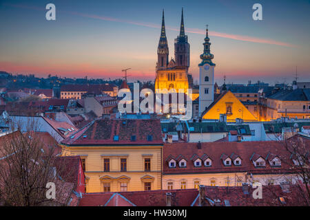 Zagreb. Cityscape de droit de Zagreb, Croatie pendant le crépuscule heure bleue. Banque D'Images