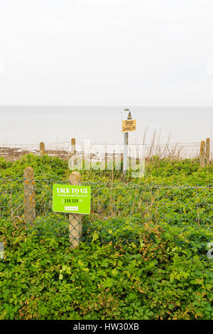 Hunstanton, Angleterre - 10 mars : les Samaritains signe parlez-nous, si les choses deviennent pour vous" situé à hunstanton cliffs pour prévenir le suicide. Dans hunsta Banque D'Images