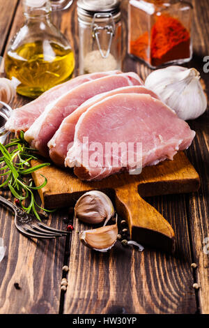 Tranches de porc cru frais on a chopping board Banque D'Images