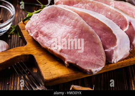 Tranches de porc cru frais on a chopping board Banque D'Images