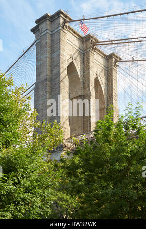 Pont de Brooklyn avec pilier vert des arbres à New York de la lumière du matin Banque D'Images