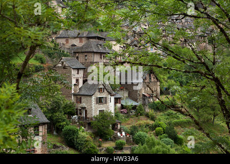 Maisons médiévales sur la colline à Conques, Aveyron, France. Banque D'Images