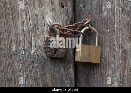 Deux cadenas sur les portes fermées à Conques, Aveyron, France. Banque D'Images