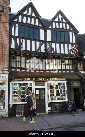 Le bras de Berkeley, un pub dans un bâtiment médiéval, Gloucester, Gloucestershire England UK Banque D'Images