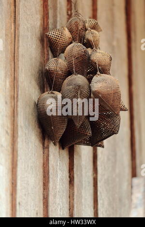 Les Akha hill tribe sont une minorité ethnique vivant dans les montagnes entre F.Myanmar-N.Thaïlande-W.Laos-S.la Chine. Mur en bois de la maison locale avec braide Banque D'Images