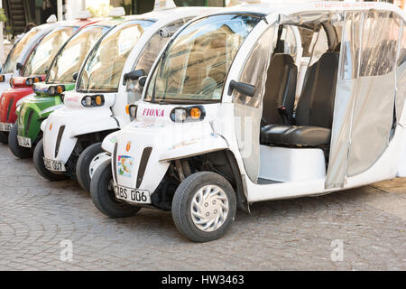 Les cabines électriques ou les taxis garés en attente de passagers dans la ville de La Valette Malte. Solutions de transport vert dans une ville. La Valette est la ville européenne o Banque D'Images