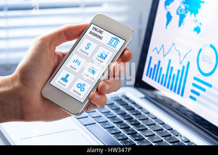 Services bancaires en ligne app sur un écran de téléphone mobile avec une personne d'affaires à l'aide de finances et de la banque sur internet Banque D'Images